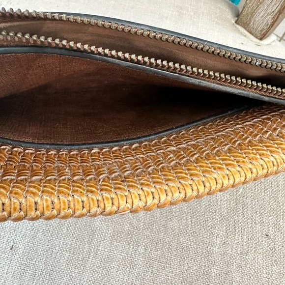 Crossbody - Picture 6 of 7